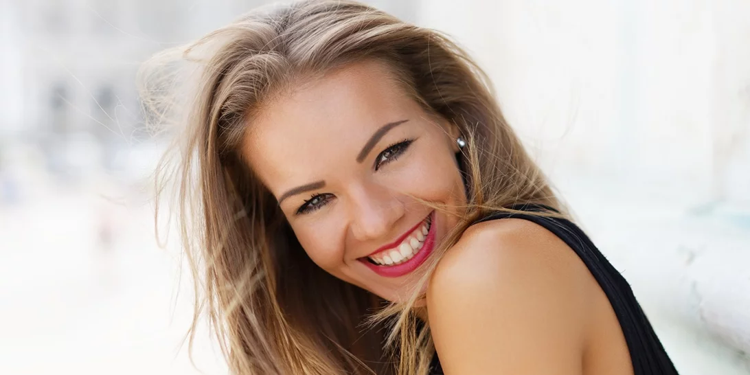 Τα makeup tips που θα κάνουν τα δόντια σου να δείχνουν κατάλευκα