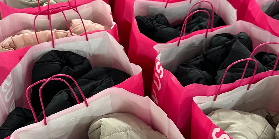 Ο Όμιλος Intrafashion προσφέρει χειμερινά ενδύματα στο "Χαμόγελο του Παιδιού"