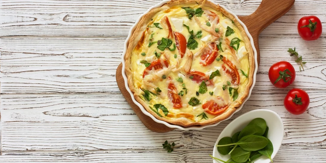 Καλοκαιρινή ντοματόπιτα για να μοσχοβολήσει το σπίτι | Με φέτα, χωρίς φύλλο