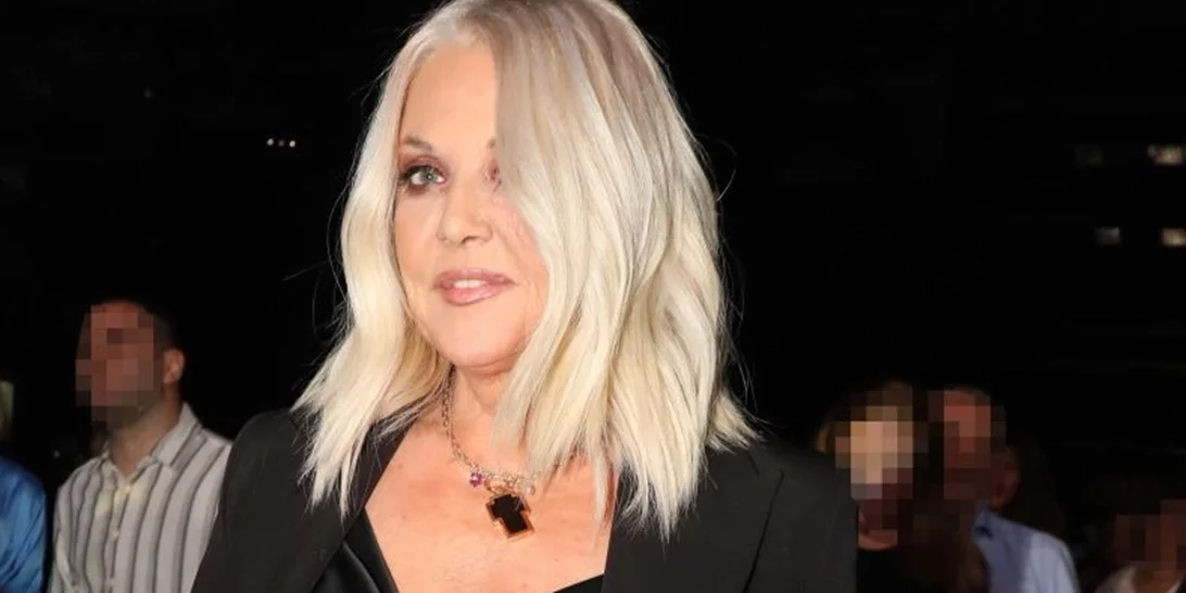 Η (αναπάντεχη) στιλιστική επιλογή της Ρούλας Κορομηλά σε νυχτερινή της εμφάνιση