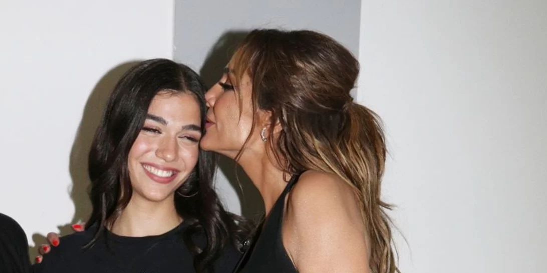 Η Μελίνα Νικολαΐδη στη συναυλία της μητέρας της | Το oversized T-shirt με το μήνυμα για τη Δέσποινα