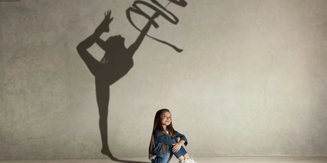 Επτάχρονο κορίτσι που γεννήθηκε χωρίς δάχτυλα στο αριστερό της χέρι ονειρεύεται να γίνει επαγγελματίας γυμνάστρια - Και αρνείται να χρησιμοποιήσει προσθετική