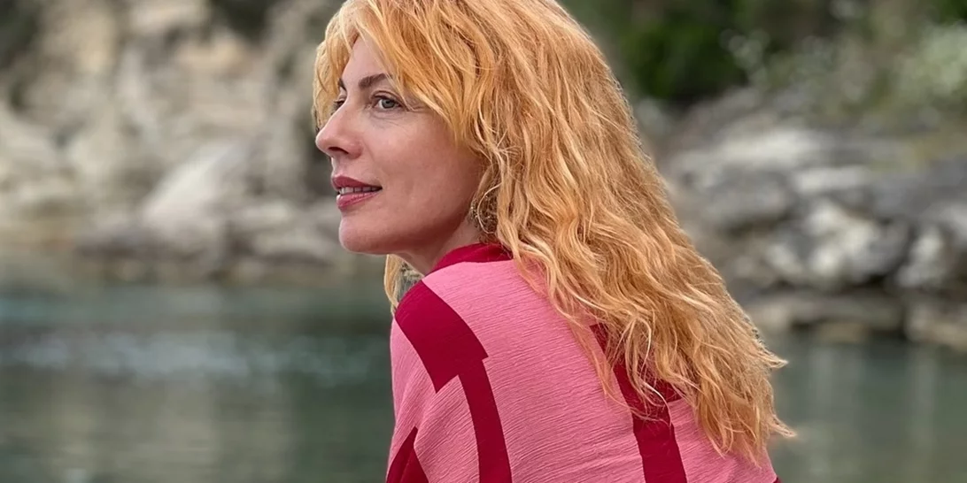 "Όταν είσαι καλλονή, είσαι καλλονή" | Η Σμαράγδα Καρύδη ποζάρει μόνο με το μαγιό της