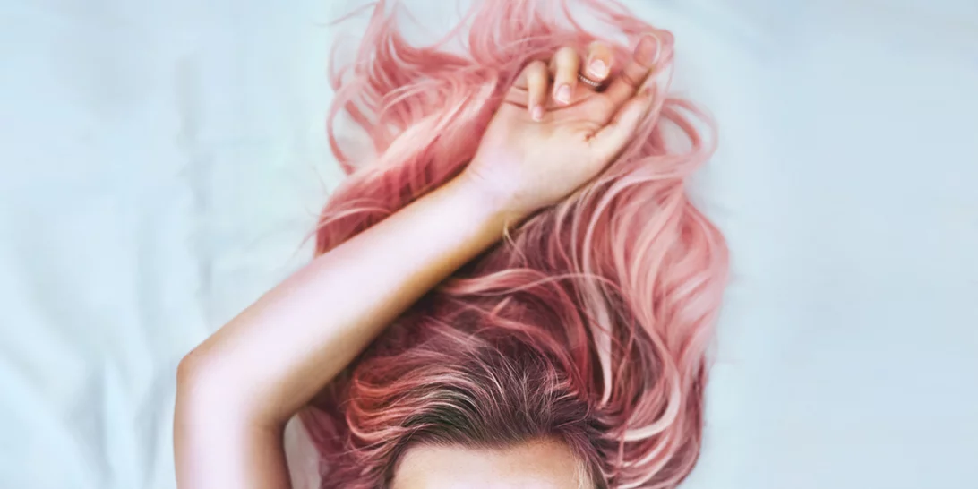 Έχεις αναρωτηθεί ποτέ γιατί βάφουν όλες τα μαλλιά τους ροζ τελευταία;