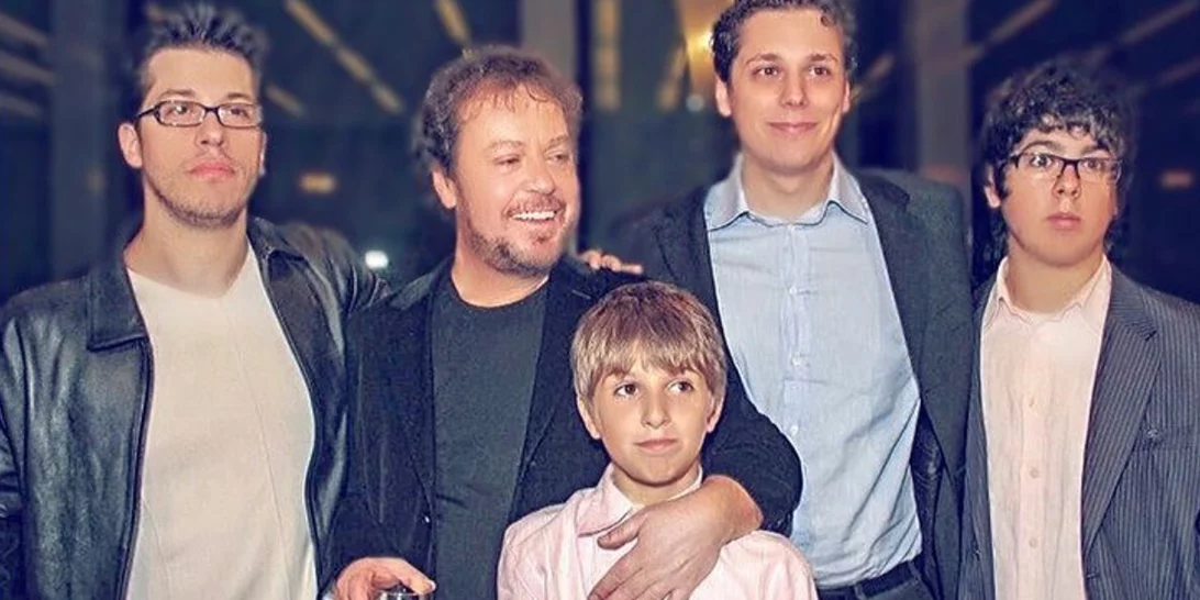 Γενέθλια για τον Γιάννη Πάριο | Η σπάνια φωτογραφία με τους τέσσερις γιους του