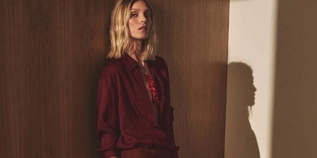 Η "quiet luxury" καφέ φούστα από τη Massimo Dutti που θα φορέσεις τώρα και το φθινόπωρο είναι σε έκπτωση