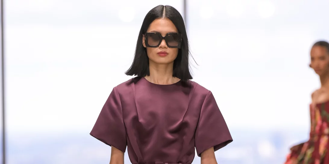 Το νέο μπορντό | Αυτό είναι το χρώμα που πρωταγωνιστεί στις τάσεις για τη σεζόν Φθινόπωρο/Χειμώνας 2025-2026