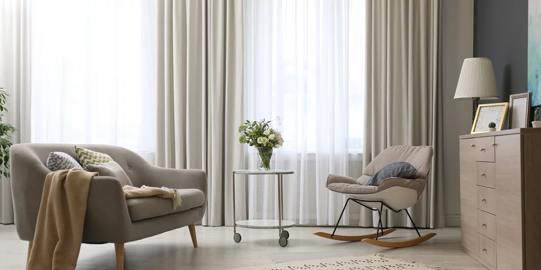 Θες να κάνεις τις κουρτίνες να μοσχοβολούν; Χρησιμοποίησε το απόλυτο αποσμητικό υφασμάτων με άρωμα πούδρας