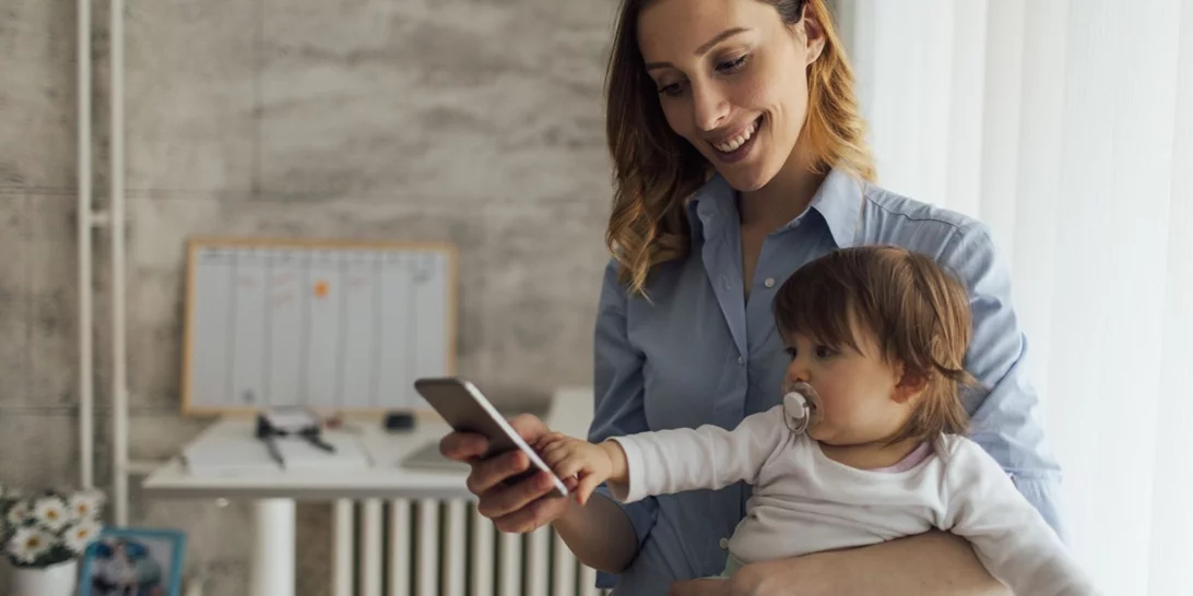 Οι μαμάδες στην Αμερική χρησιμοποιούν τις AI εφαρμογές σαν να ήταν ο "τρίτος γονιός" του παιδιού