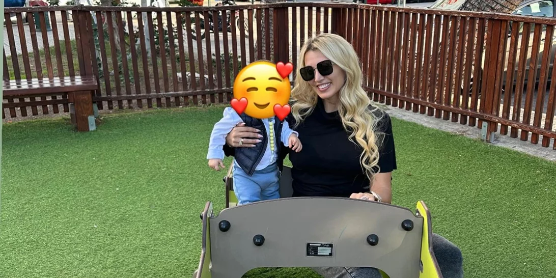 Η Κωνσταντίνα Σπυροπούλου απολαμβάνει στιγμές διασκέδασης με τον γιο της, Βλάσση στην παιδική χαρά