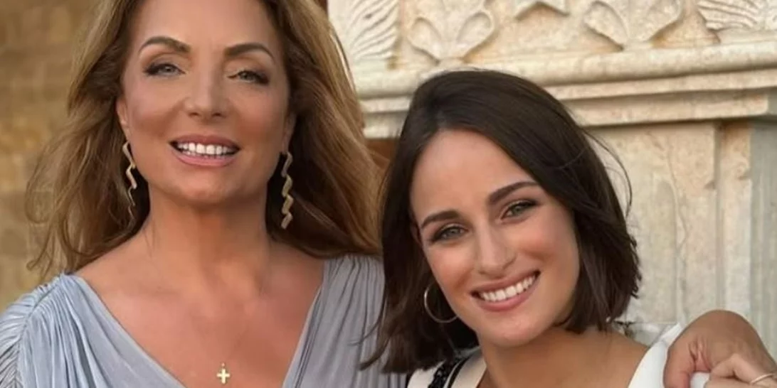 Άντζελα Γκερέκου | Με baby blue κοστούμι σε βράβευση - "'Ενας άγγελος"