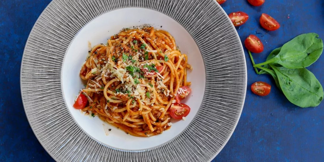 Τι να μαγειρέψω σήμερα; Η viral λευκή μπολονέζ με τυρί κρέμα του Άκη Πετρετζίκη, που αξίζει να δοκιμάσεις