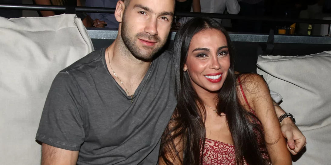 Ολυμπία Χοψονίδου και Βασίλης Σπανούλης | Η οικογενειακή φωτογραφία με τα έξι παιδιά τους στο σαλόνι του σπιτιού τους