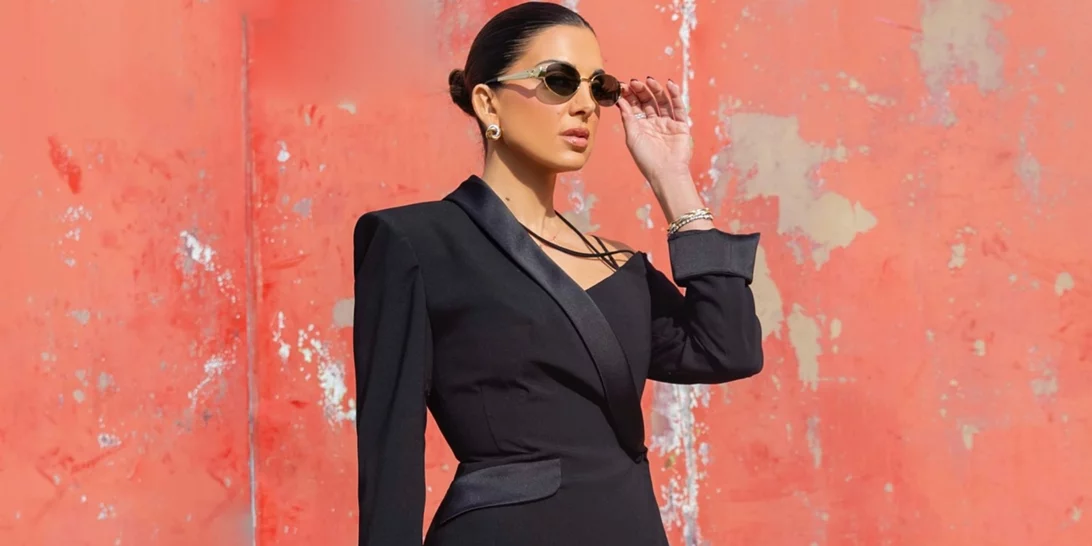 Η Σταματίνα Τσιμτσιλή με το μπορντό φόρεμα από τη Mango που κολακεύει τέλεια τη σιλουέτα