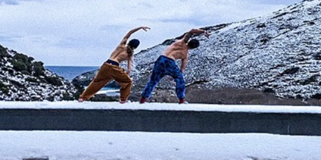 Άγγελος Λάτσιος - Γαία Μερκούρη | Κάνουν topless γιόγκα στη χιονισμένη Άνδρο