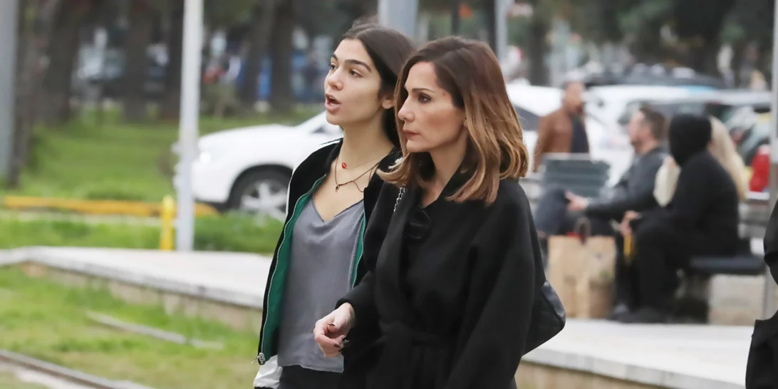 Μελίνα Νικολαΐδη | Με ανανεωμένα καρέ μαλλιά σε έξοδο με τη Δέσποινα Βανδή και τη φίλη της