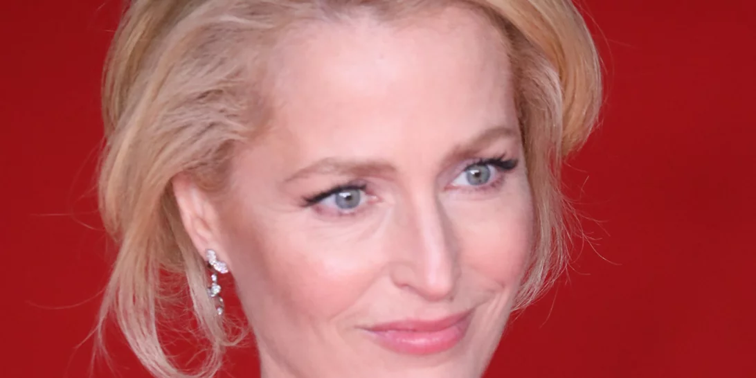 Gillian Anderson | Τα αστεία στιγμιότυπα με την Olivia Colman στα γυρίσματα του The Crown