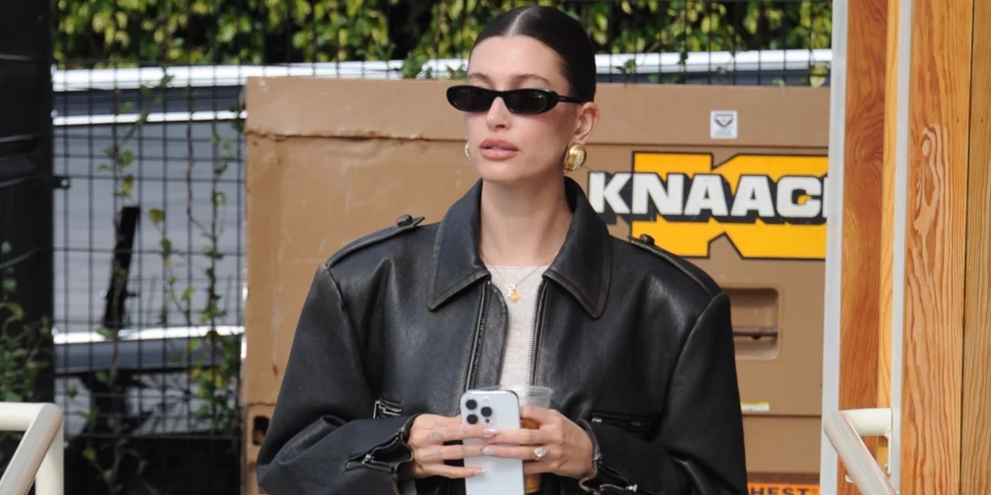 Η Hailey Bieber φόρεσε με στιλ το πιο δύσκολο παντελόνι