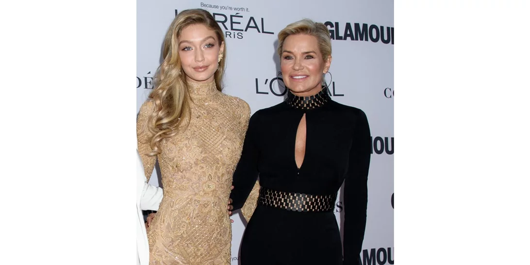 Gigi Hadid | "Σκαρφάλωνα τις σκάλες για να αποφύγω τις κάμερες που έφερνε η μητέρα μου στο σπίτι"