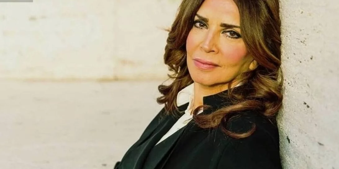 43 χρόνια πριν | Η Μιμή Ντενίση στο γάμο της με τον Γιάννη Φέρτη ήταν μια bohemian νύφη - το μοναδικό νυφικό look