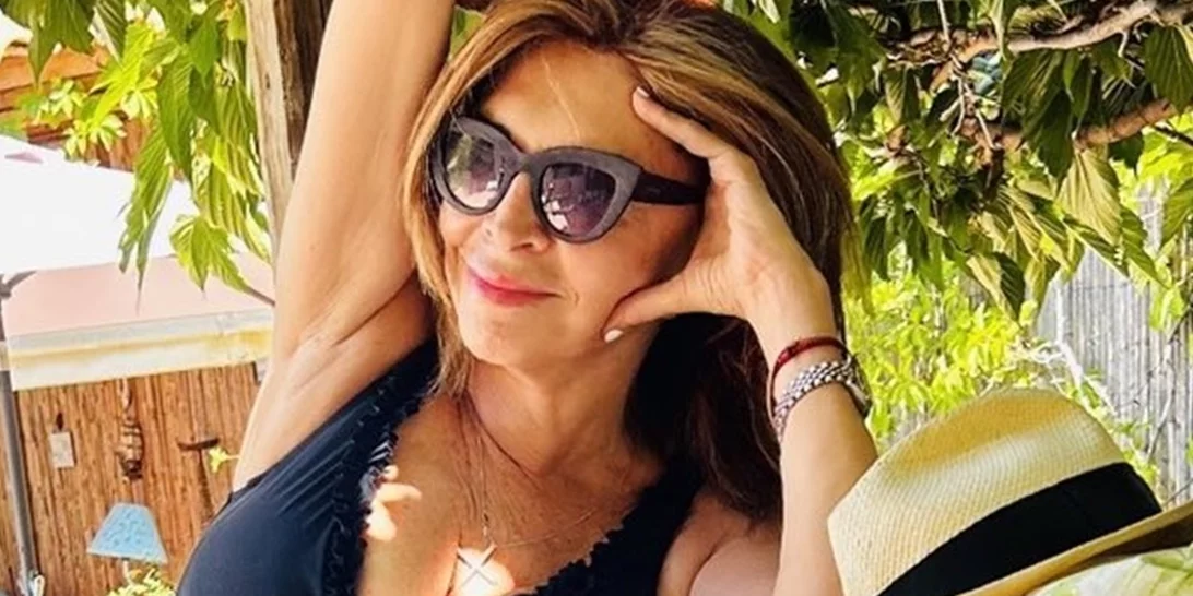 Μιμή Ντενίση | Με άκρως καλοκαιρινό στιλ στο αγαπημένο της νησί