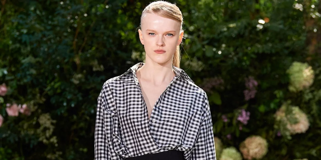 10 καλοκαιρινά tops που ταιριάζουν τέλεια με ψηλόμεσα σορτς