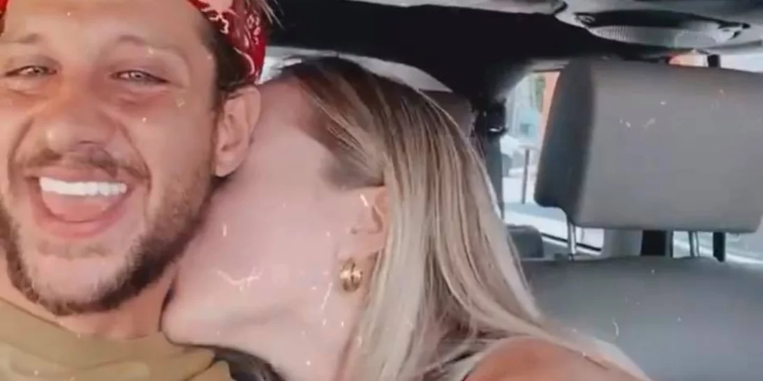 Ηλίας Μπόγδανος | Φωτογραφίζει την κούκλα σύντροφό του με μαγιό