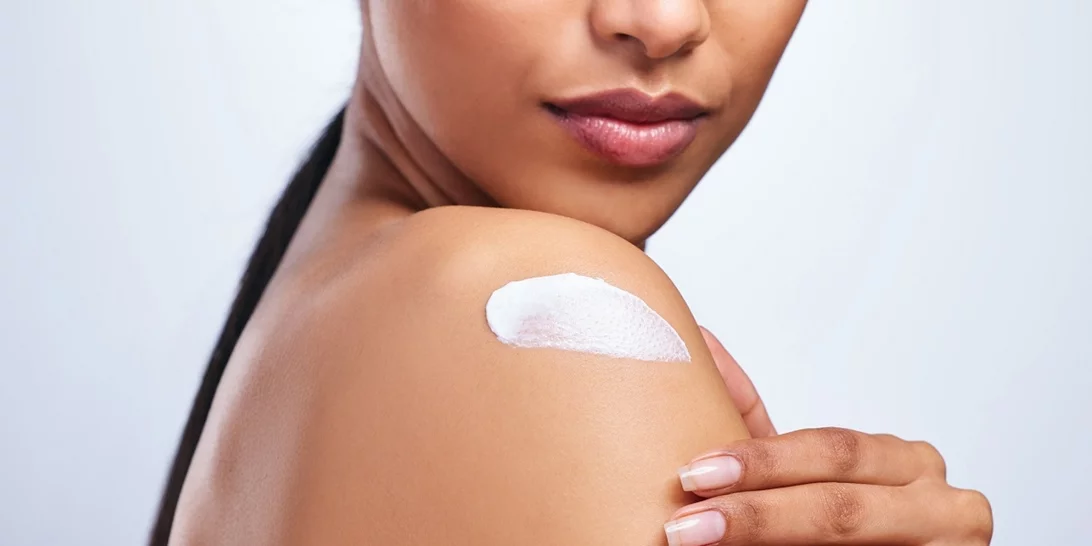 Οι καλύτερες κρέμες σώματος με ρετινόλη για σύσφιξη και λάμψη