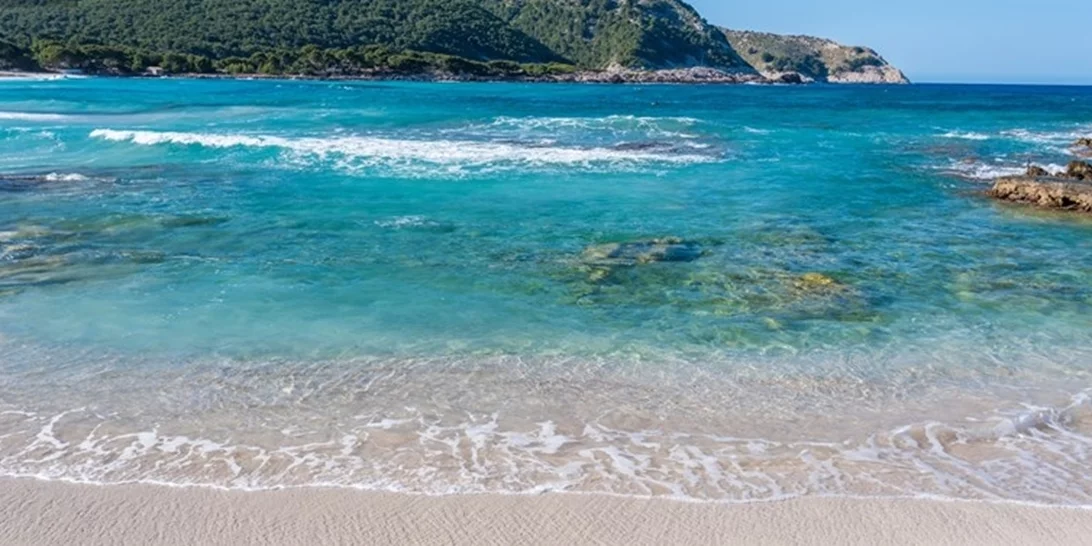 Αφαιρέθηκε η Γαλάζια Σημαία από 22 παραλίες – Ποιες έχασαν το βραβείο