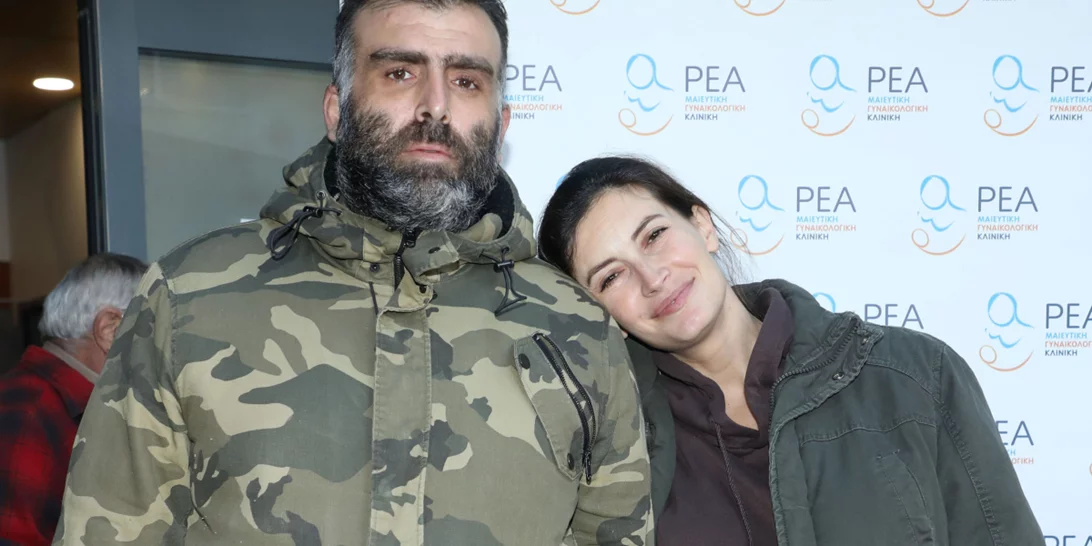 Μάρα Δαρμουσλή | Αγκαλιά με τον σύζυγό της κατά την έξοδο από το μαιευτήριο με τον νεογέννητο γιο τους