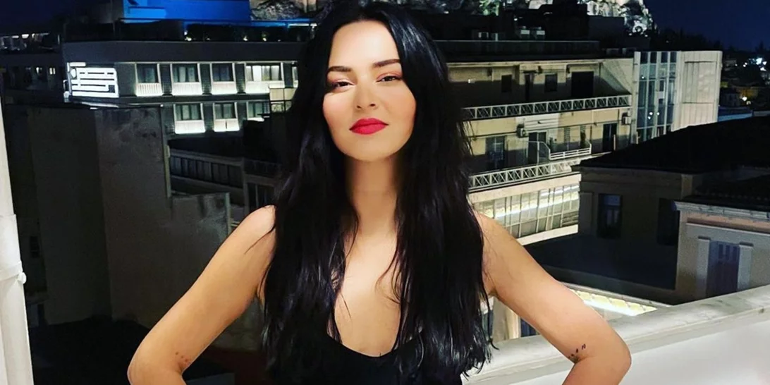 Η Ζενεβιέβ Μαζαρί σου δείχνει πώς θα φορέσεις ένα denim blazer dress σε βραδινή εμφάνιση