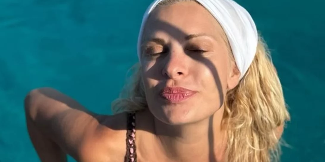 Κατάξανθη και μαυρισμένη | Η Μαρίνα Παντζοπούλου πηγαίνει για μπάνιο με τη μητέρα της, Ελένη Μενεγάκη