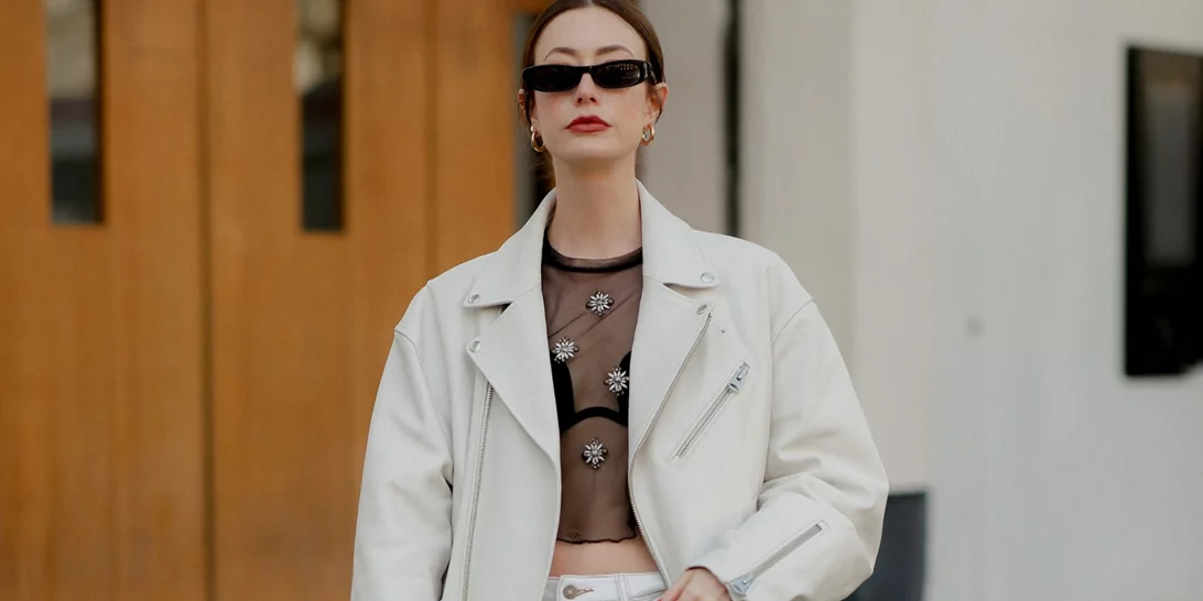 5 σύγχρονοι και cool τρόποι για να φορέσεις μία mini τζιν φούστα