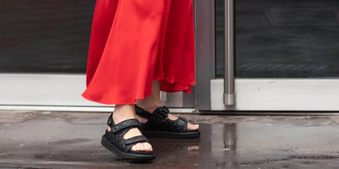 Πώς θα φορέσεις κομψά τα dad sandals