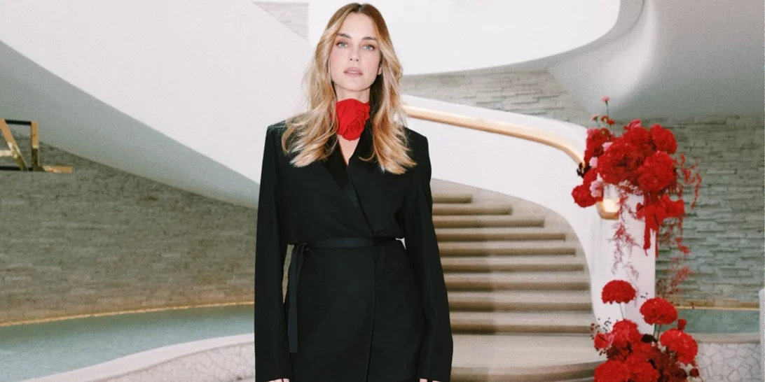 Η Δούκισσα Νομικού με μαύρο strapless φόρεμα στη γαλλική πρεσβεία λίγο πριν ταξιδέψει στο φεστιβάλ Καννών