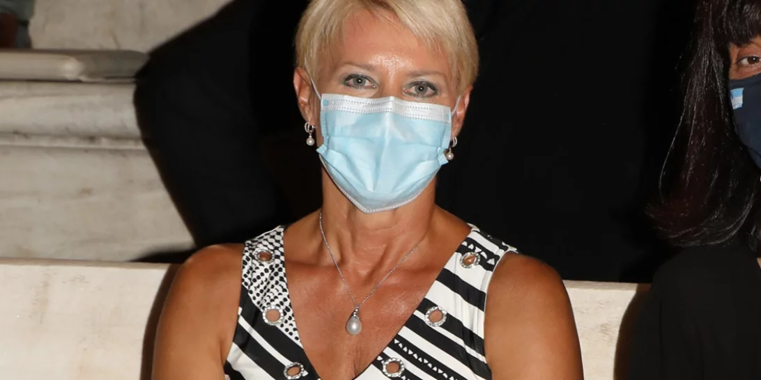 Η Νατάσα Παζαΐτη σε σπάνια δημόσια εμφάνιση | Με ασπρόμαυρο φόρεμα στο Ηρώδειο