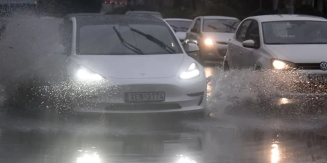Σε εξέλιξη η κακοκαιρία με βροχές και καταιγίδες | Μποτιλιάρισμα στους δρόμους της Αττικής - Αναλυτική πρόγνωση
