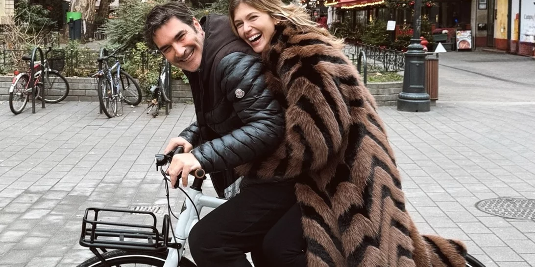 Κλέλια Ανδριολάτου & Χριστόφορος Παπακαλιάτης αγκαλιασμένοι στη Βουδαπέστη