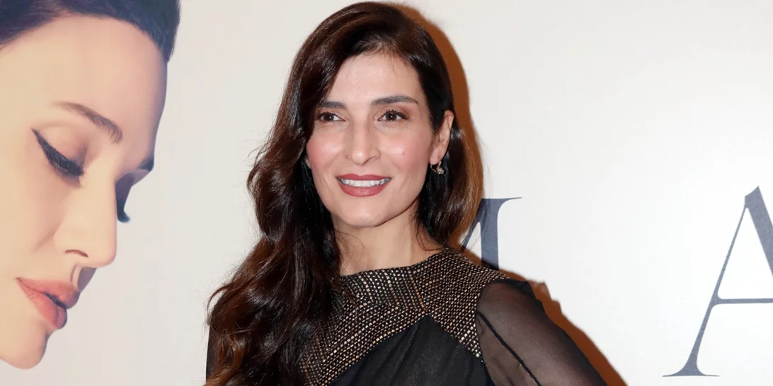 Η Αντιγόνη Κουλουκάκου με μαύρο maxi φόρεμα και χρυσά flat παπούτσια στην επίσημη πρεμιέρα της ταινίας "Maria"