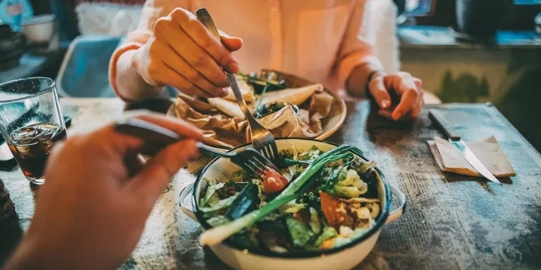 Το νέο trend αλλάζει την ώρα που παίρνεις το δείπνο σου