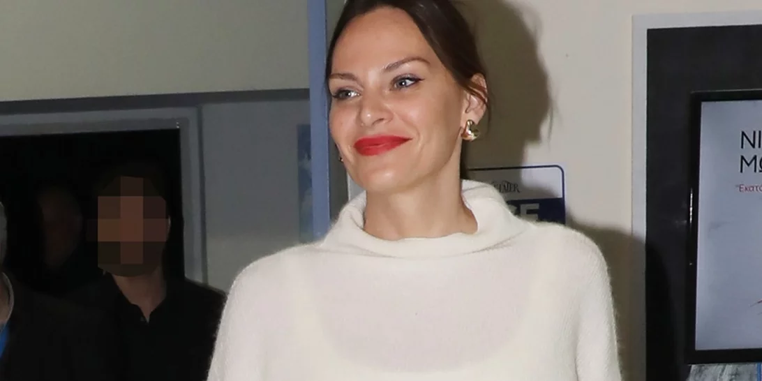 Με denim παντελόνι η Υβόννη Μπόσνιακ στο πλευρό του Αντώνη Ρέμου