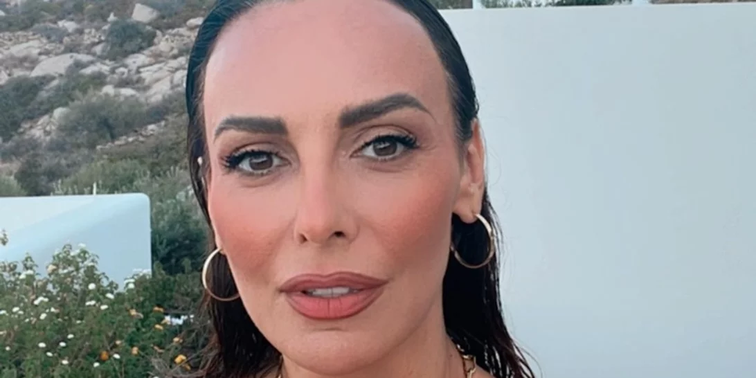 Με μπικίνι, παρεό και ψάθινο καπέλο η Μπέττυ Μαγγίρα | Οι νέες φωτογραφίες από την Αμοργό