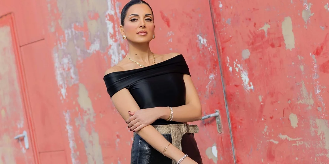 Η Σταματίνα Τσιμτσιλή με το κολακευτικό καφέ φόρεμα που θα φορέσεις από το πρωί έως το βράδυ