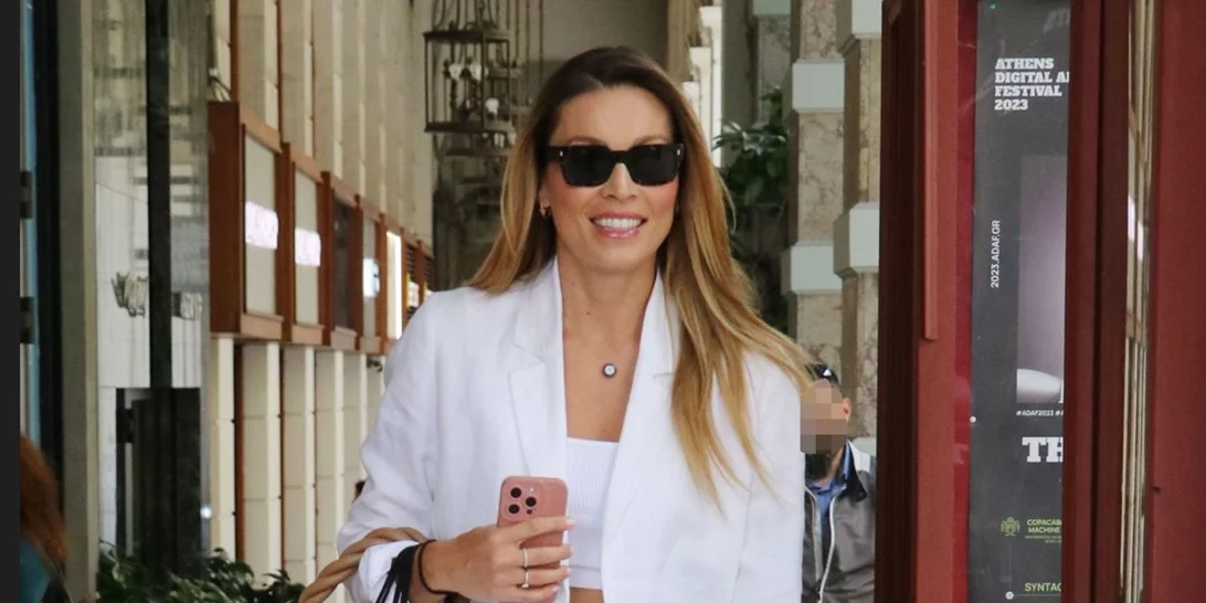 Το casual girly look της Μαριέττας Χρουσαλά με ένα τζιν παντελόνι είναι ιδανικό για εξορμήσεις στην εξοχή