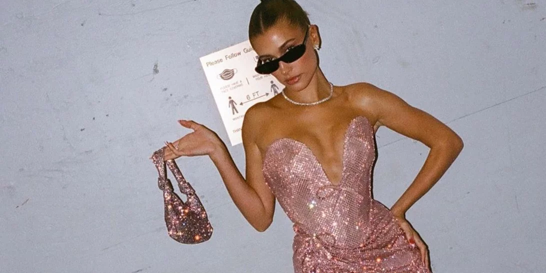 Η Hailey Bieber κάνει μόδα το strawberry style