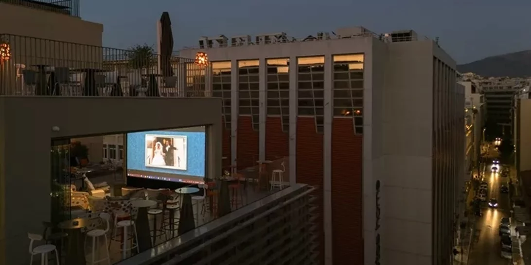 Σε μια ταράτσα της οδού Αθηνάς παίζει ένα boutique θερινό σινεμά