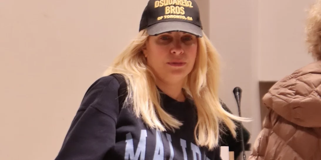 Η Ελένη Μενεγακη όπως δεν την έχουμε ξαναδεί | Η εμφάνιση με αθλητικό κολάν και slippers