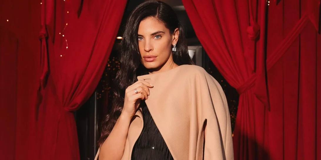 Η Χριστίνα Μπόμπα με το πιο κολακευτικό κόκκινο φόρεμα για γυναίκες με καμπύλες