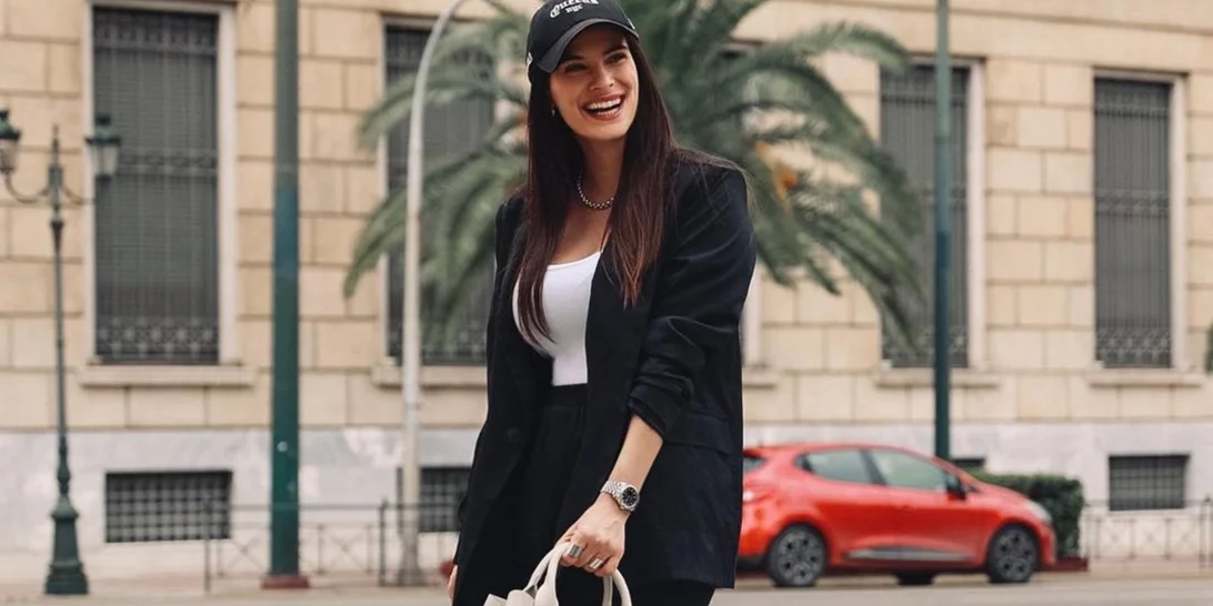 Η Χριστίνα Μπόμπα δείχνει τον πιο κοριτσίστικο τρόπο για να φορέσεις τις φούτερ μπλούζες