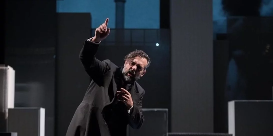 Η εμφάνιση του Αργύρη Ξάφη στο κόκκινο χαλί της Berlinale με πανό "Σταματήστε να σκοτώνετε τον πολιτισμό"